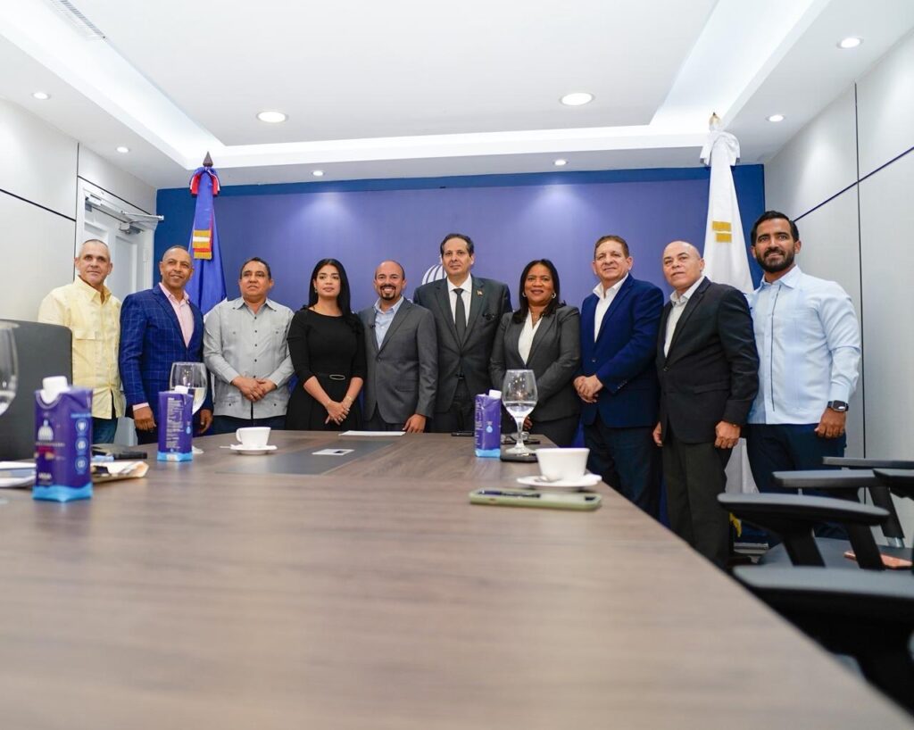 Minister of Public Health swears in César Cerda as the new director of CORAMON in Bonao | De Último Minuto English