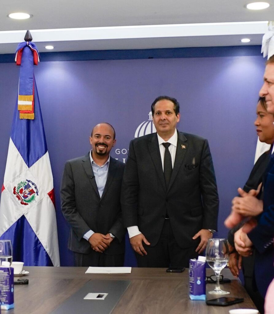 Minister of Public Health swears in César Cerda as the new director of CORAMON in Bonao | De Último Minuto English