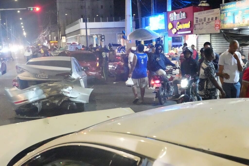 Major traffic accident involves 5 vehicles on San Vicente de Paúl Avenue | De Último Minuto English