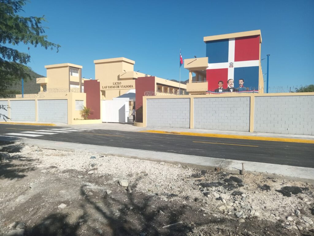Abinader inaugura liceo en Azua con capacidad para más de 595 estudiantes - Noticias de hoy en República Dominicana | De Último Minuto