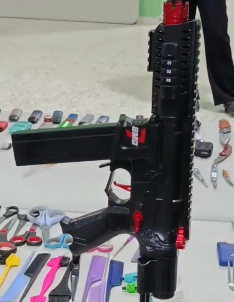 Ocupan en politécnico Ñico Lora de Navarrete armas blancas, vapers y celulares incautados - Noticias de hoy en República Dominicana | De Último Minuto