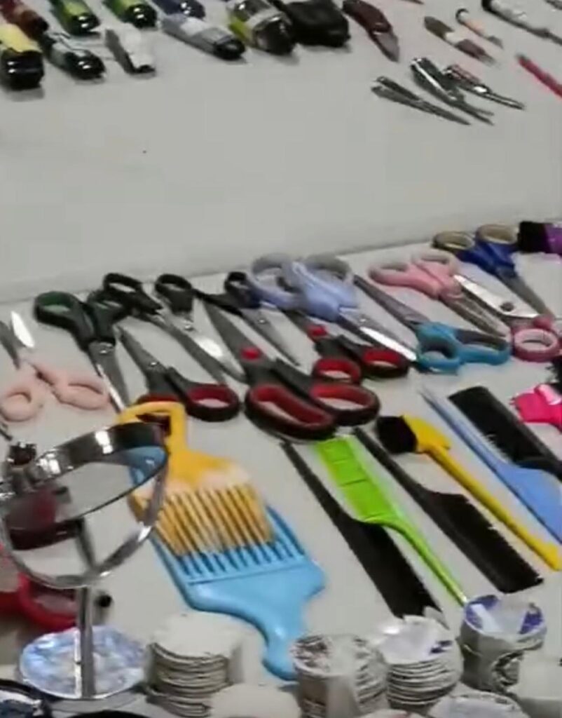 Ocupan en politécnico Ñico Lora de Navarrete armas blancas, vapers y celulares incautados - Noticias de hoy en República Dominicana | De Último Minuto