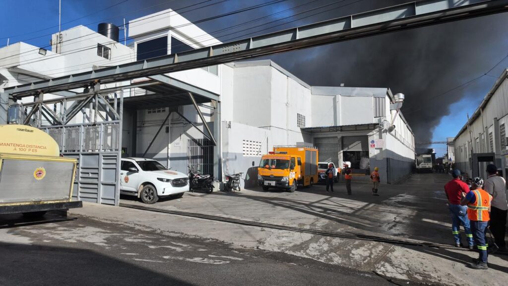 Incendio de fábrica en Haina ha sido controlado en un 50%, confirma jefe de Bomberos - Noticias de hoy en República Dominicana | De Último Minuto