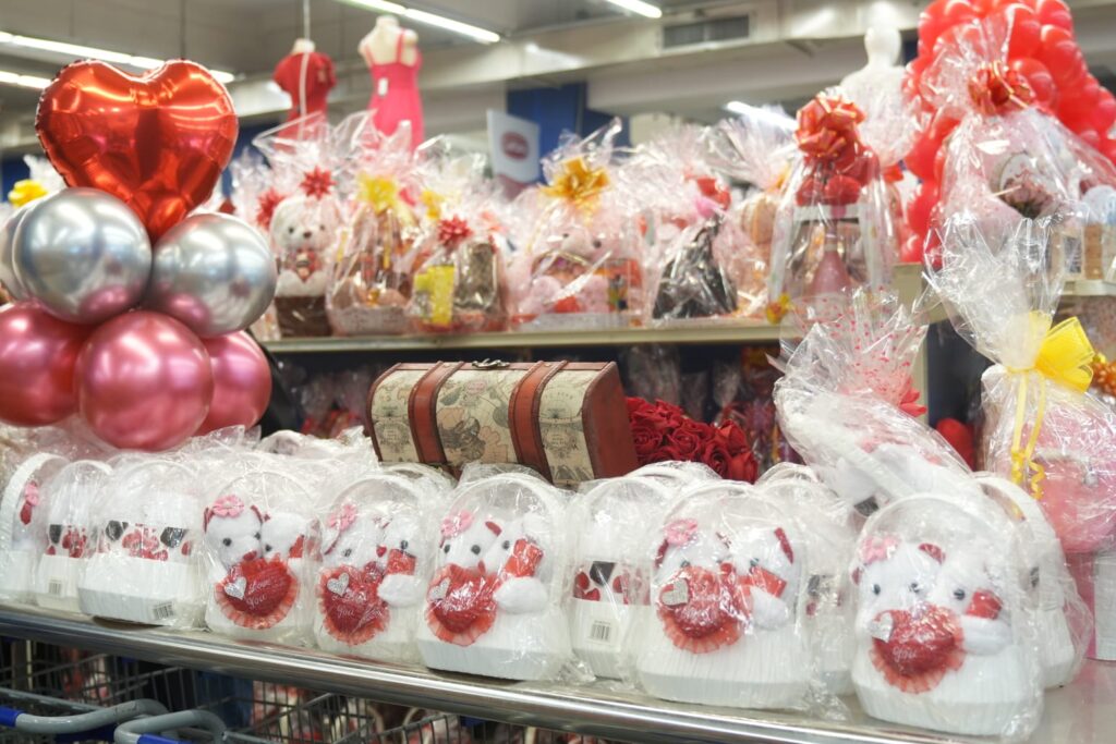 Flowers, balloons, and mugs energize commerce on Valentine's Day 2026 | De Último Minuto English