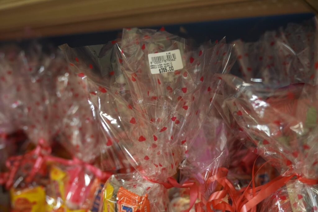 Flowers, balloons, and mugs energize commerce on Valentine's Day 2026 | De Último Minuto English