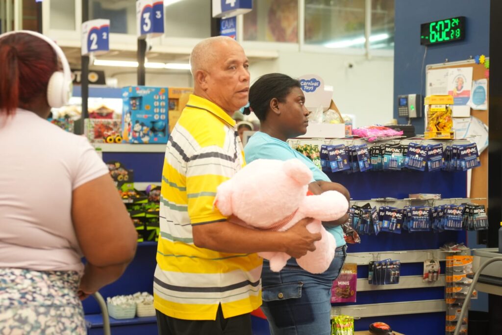 Flowers, balloons, and mugs energize commerce on Valentine's Day 2026 | De Último Minuto English