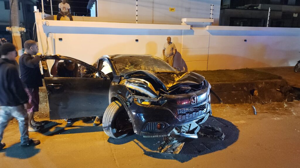 Joven sobrevive a aparatoso accidente en la carretera Salcedo–Tenares - Noticias de hoy en República Dominicana | De Último Minuto