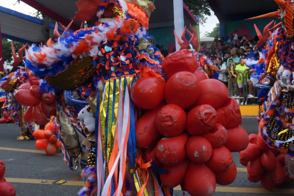Niños, Diablos Cojuelos, Santeria y Roba la Gallina protagonizan el Desfile de Carnaval del DN 2026 | 2 | Niños, Diablos Cojuelos, Santeria y Roba la Gallina protagonizan el Desfile de Carnaval del DN 2026 - Noticias de hoy en República Dominicana | De Último Minuto