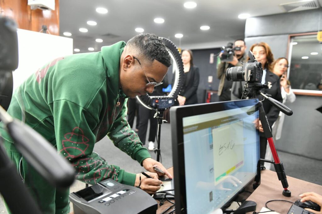 Santiago Matías, primer influencer en recibir nueva cédula; destaca seguridad del documento - Noticias de hoy en República Dominicana | De Último Minuto