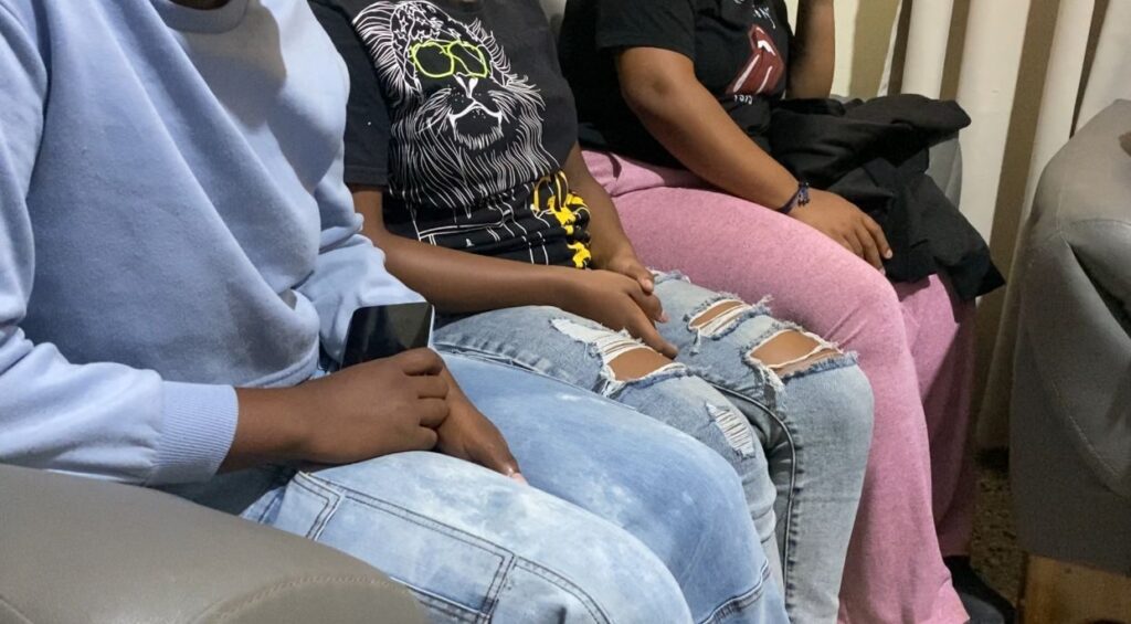 Mayor of Bayaguana imposes corrective measure on minors for littering in the public way | De Último Minuto English