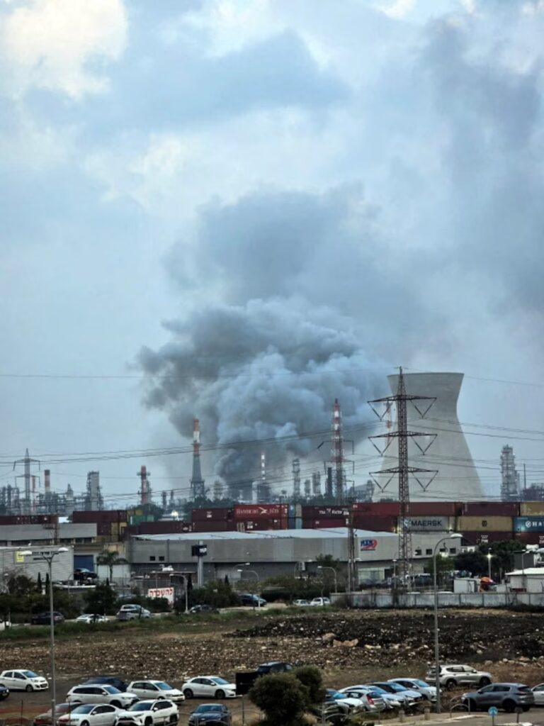 Un misil iraní alcanzó una refinería estratégica en Israel y provocó cortes eléctricos en el norte del país - Noticias de hoy en República Dominicana | De Último Minuto