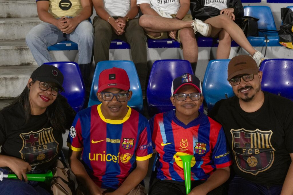 Fans and young soccer players gather at the Olympic Stadium for the "Night of Legends" | De Último Minuto English