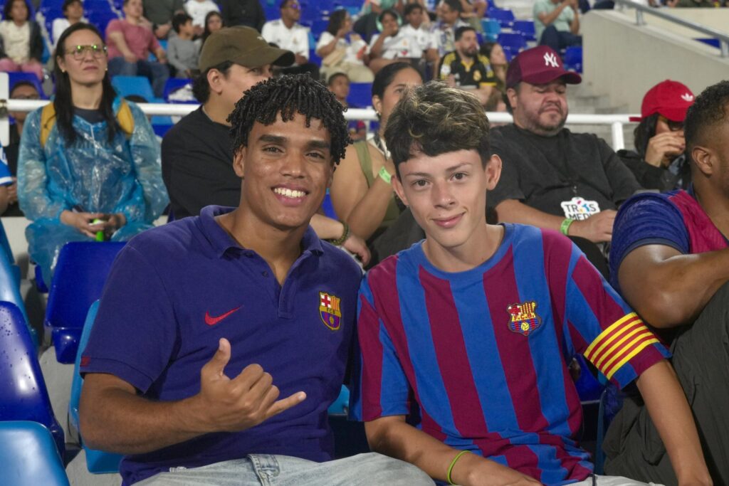 Fans and young soccer players gather at the Olympic Stadium for the "Night of Legends" | De Último Minuto English
