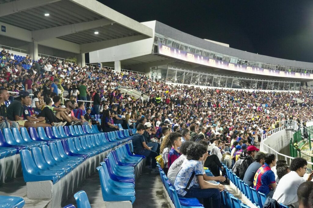 Fans and young soccer players gather at the Olympic Stadium for the "Night of Legends" | De Último Minuto English