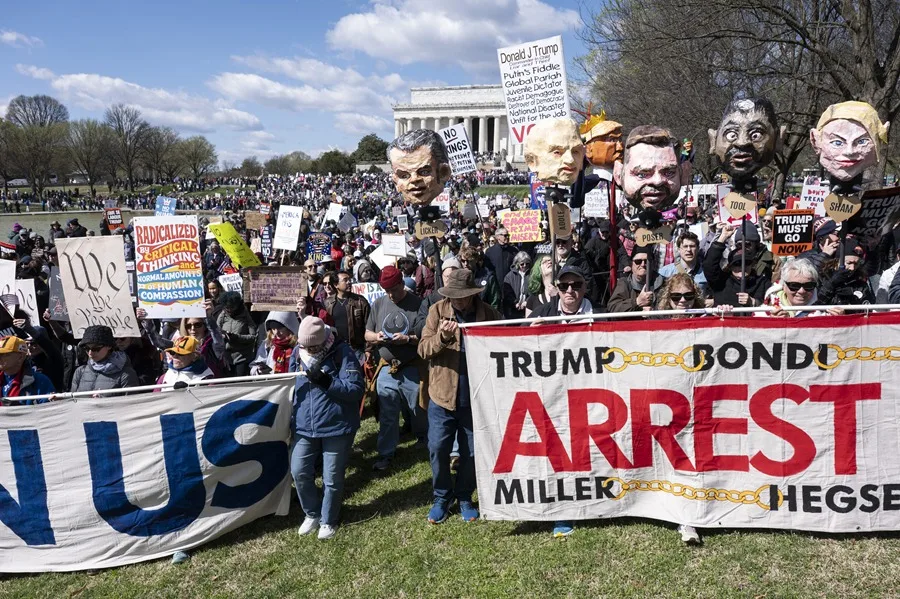 The biggest 'No Kings' protests begin against Trump, the war in Iran, and ICE | De Último Minuto English