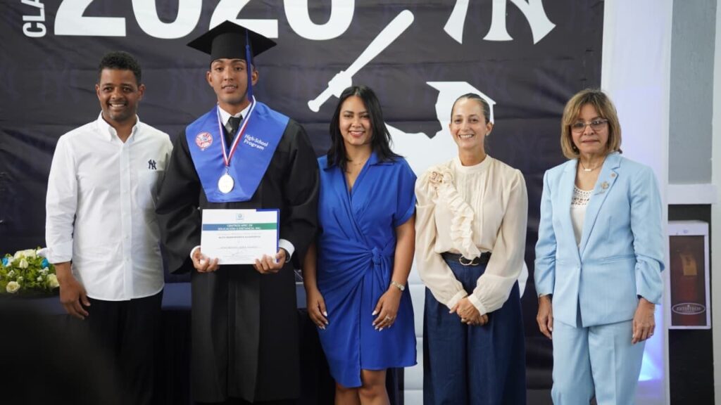 The Yankees celebrate prospect graduation and reinforce commitment to comprehensive education in the DR | De Último Minuto English