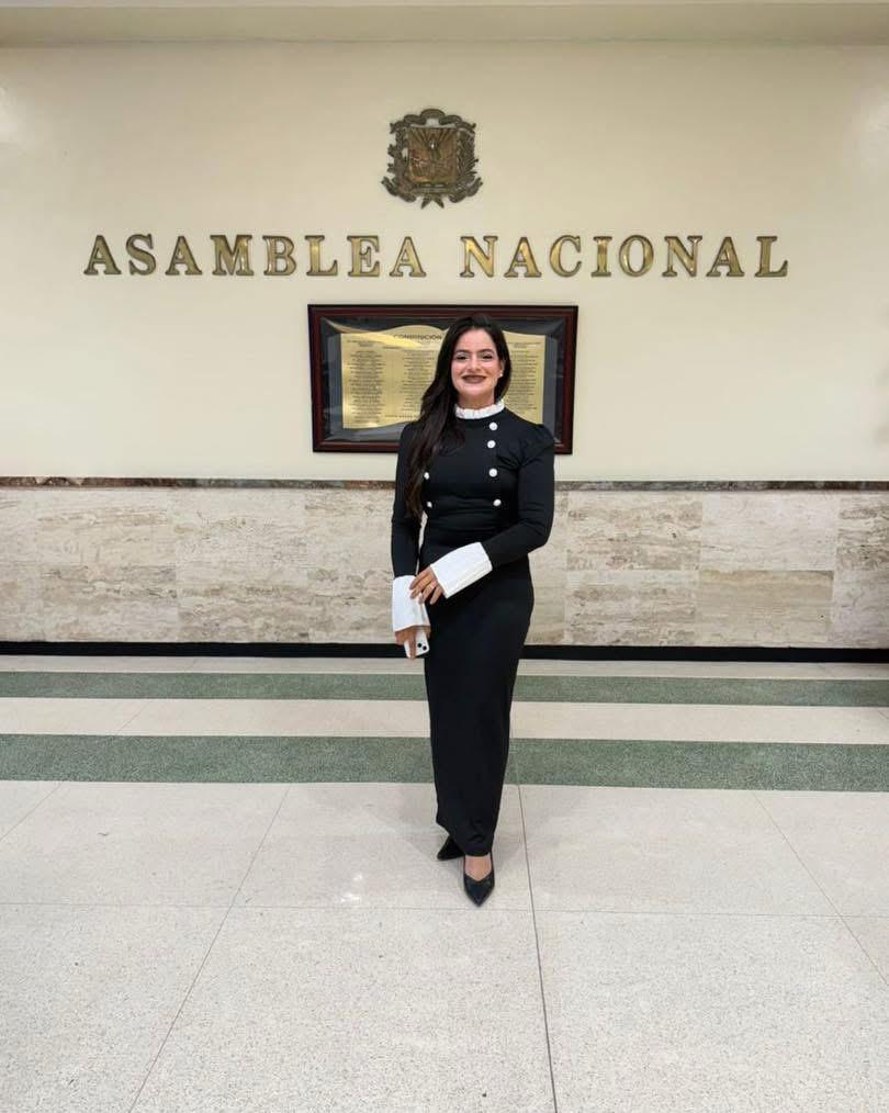 Yudelka Rodríguez Molina recibe reconocimiento “Huellas de Futuro” en el Congreso Nacional - Noticias de hoy en República Dominicana | De Último Minuto
