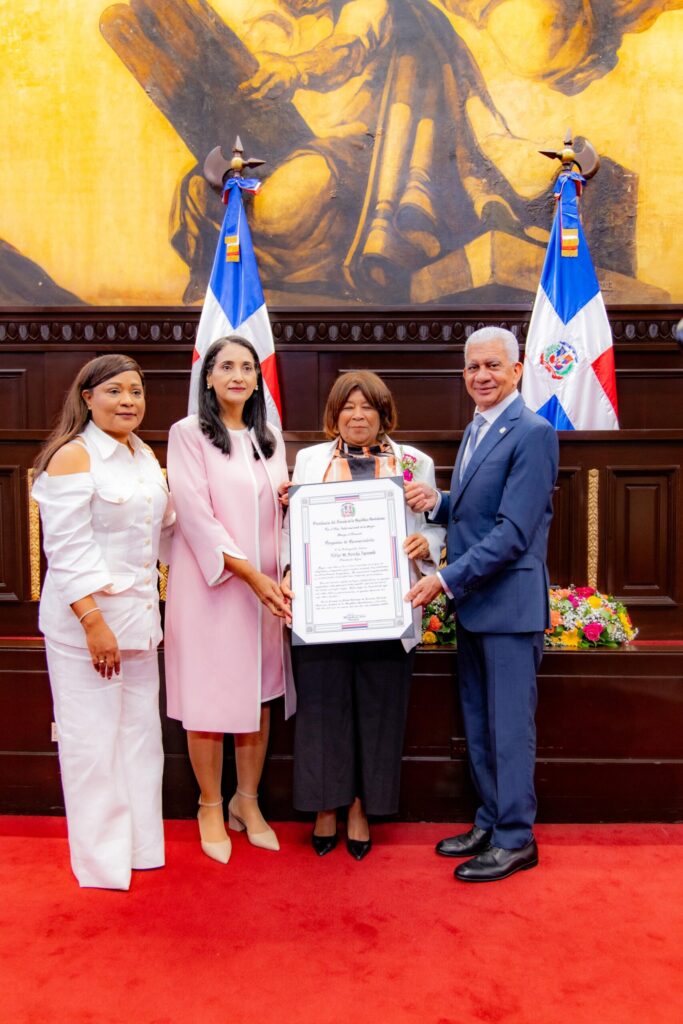 Ricardo de los Santos, Lía Díaz y Brenda Ogando reconocen mujer azuana - Noticias de hoy en República Dominicana | De Último Minuto