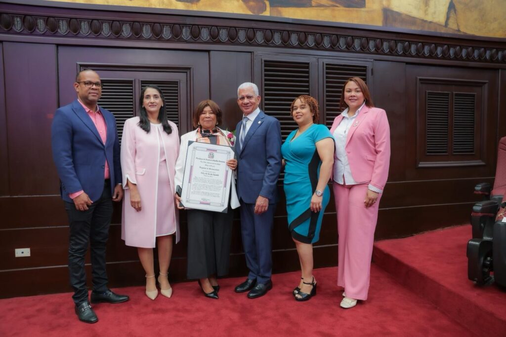 Ricardo de los Santos, Lía Díaz y Brenda Ogando reconocen mujer azuana - Noticias de hoy en República Dominicana | De Último Minuto