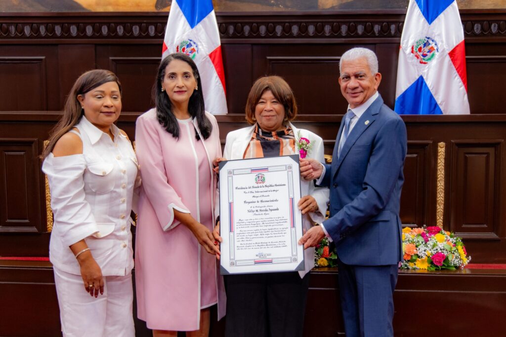 Ricardo de los Santos, Lía Díaz y Brenda Ogando reconocen mujer azuana - Noticias de hoy en República Dominicana | De Último Minuto