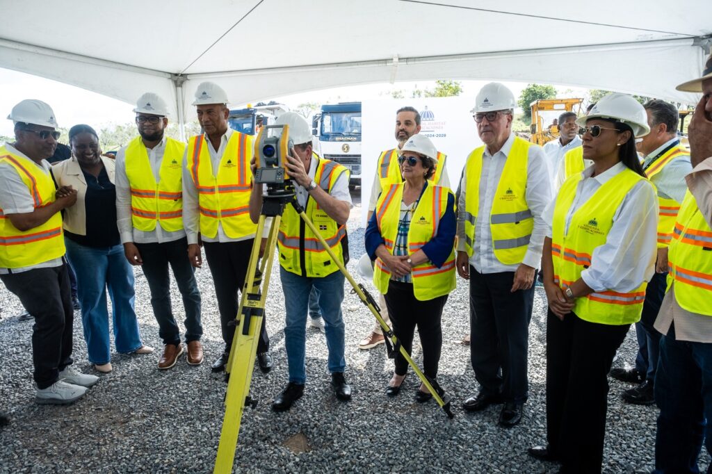 Minister Ito Bisonó initiates the construction of the El Seibo Correction and Rehabilitation Center | De Último Minuto English