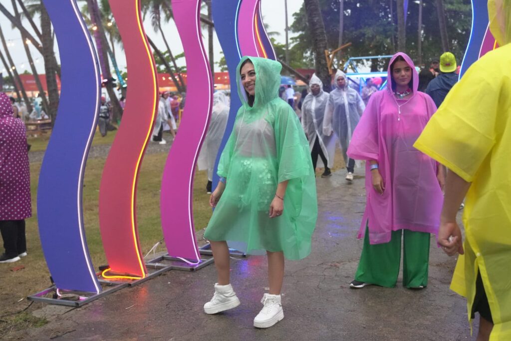 A pesar de la lluvia, la moda se impuso en el festival Isle of Light 2026 - Noticias de hoy en República Dominicana | De Último Minuto