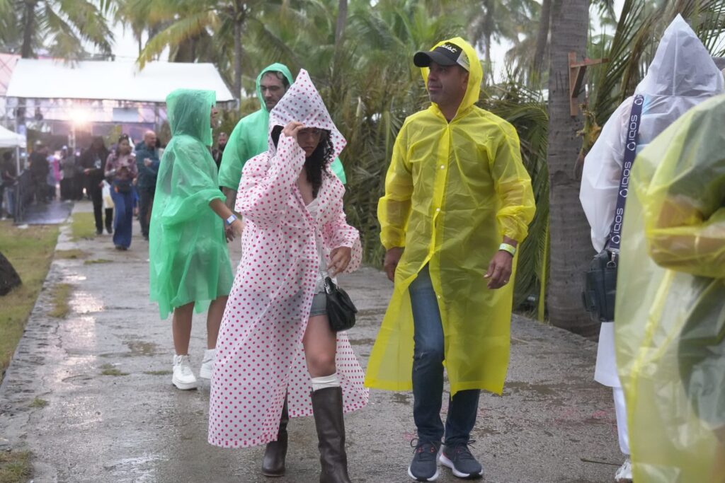 A pesar de la lluvia, la moda se impuso en el festival Isle of Light 2026 - Noticias de hoy en República Dominicana | De Último Minuto
