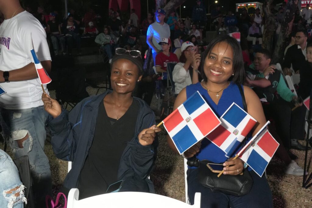 Hundreds of fans arrive at the Malecón to watch the RD-Venezuela match on a giant screen | De Último Minuto English