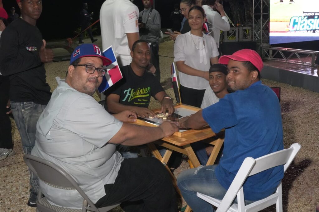 Hundreds of fans arrive at the Malecón to watch the RD-Venezuela match on a giant screen | De Último Minuto English