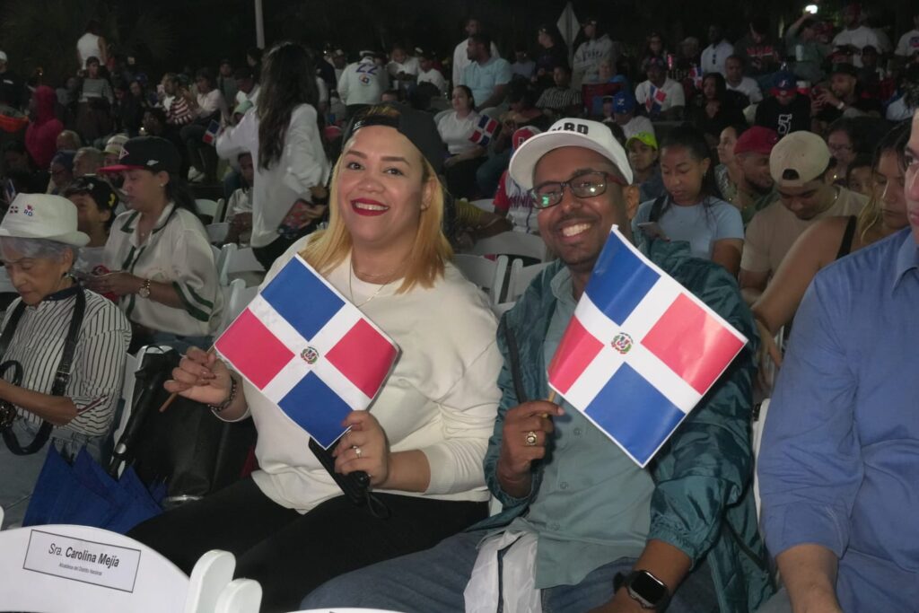 Hundreds of fans arrive at the Malecón to watch the RD-Venezuela match on a giant screen | De Último Minuto English