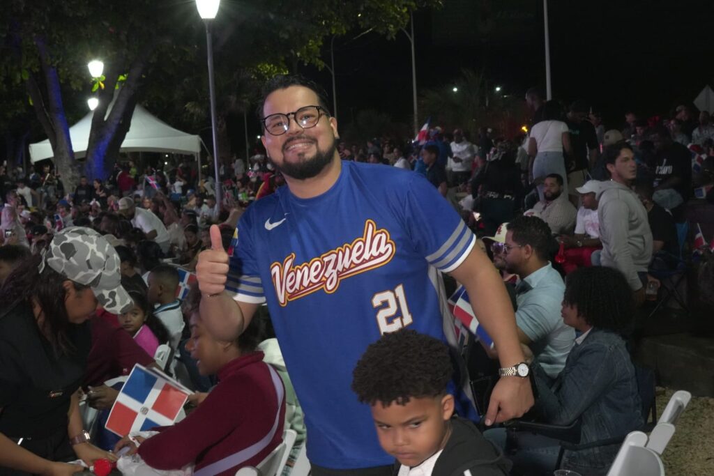 Hundreds of fans arrive at the Malecón to watch the RD-Venezuela match on a giant screen | De Último Minuto English