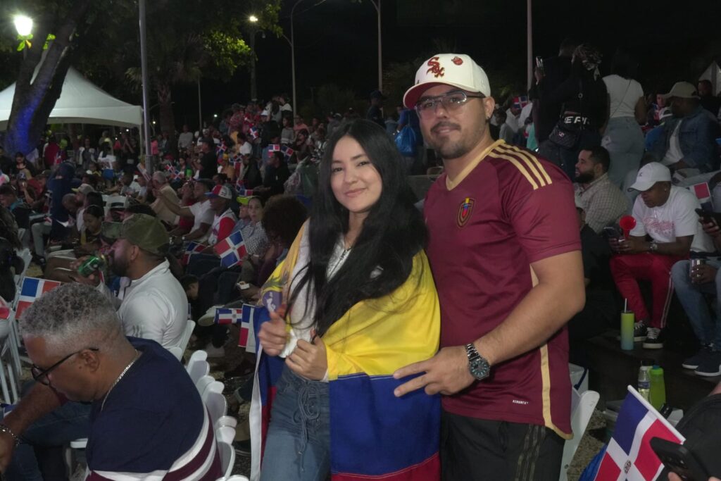 Hundreds of fans arrive at the Malecón to watch the RD-Venezuela match on a giant screen | De Último Minuto English