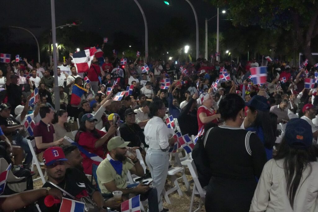 Hundreds of fans arrive at the Malecón to watch the RD-Venezuela match on a giant screen | De Último Minuto English
