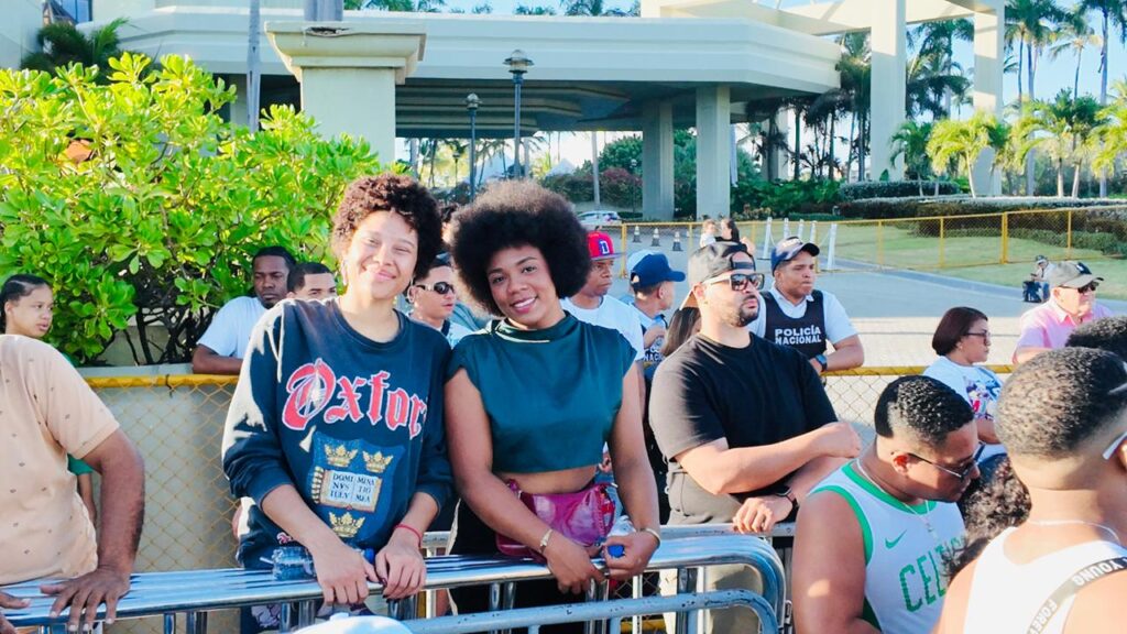 Hundreds of Dominicans and tourists let themselves be carried away by the joy of the Dominican Carnival in the National Parade | De Último Minuto English