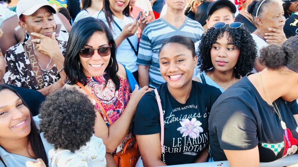 Hundreds of Dominicans and tourists let themselves be carried away by the joy of the Dominican Carnival in the National Parade | De Último Minuto English