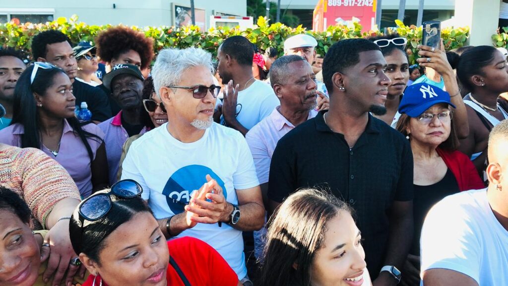 Hundreds of Dominicans and tourists let themselves be carried away by the joy of the Dominican Carnival in the National Parade | De Último Minuto English