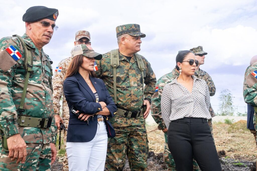 Ministro de Defensa y embajadora de Estados Unidos realizan recorrido por la zona fronteriza de Dajabón - Noticias de hoy en República Dominicana | De Último Minuto