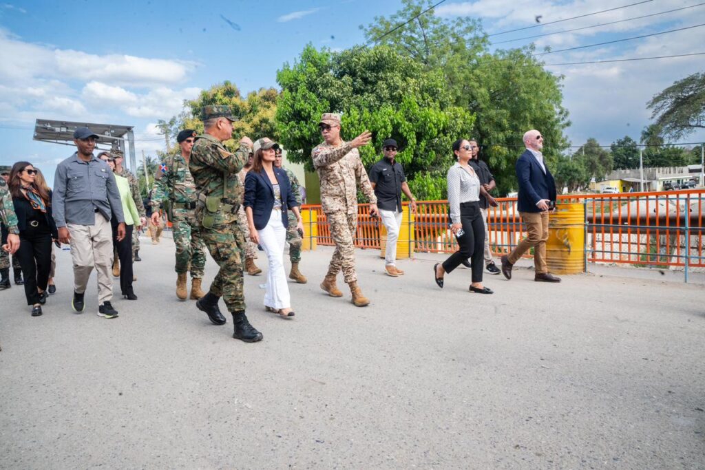Ministro de Defensa y embajadora de Estados Unidos realizan recorrido por la zona fronteriza de Dajabón - Noticias de hoy en República Dominicana | De Último Minuto