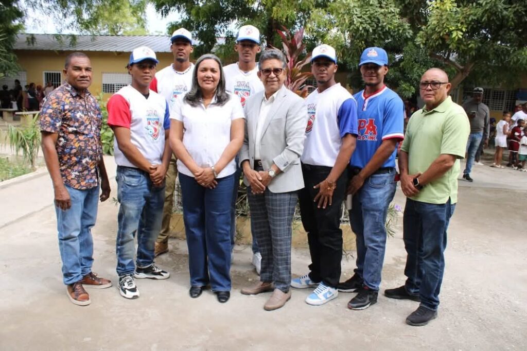 Gobernadora de Azua encabeza operativo comunitario en Pueblo Viejo con servicios gratuitos - Noticias de hoy en República Dominicana | De Último Minuto