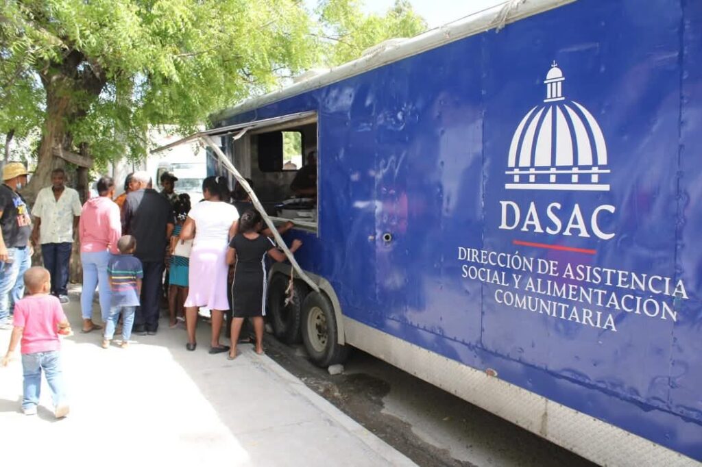 Gobernadora de Azua encabeza operativo comunitario en Pueblo Viejo con servicios gratuitos - Noticias de hoy en República Dominicana | De Último Minuto