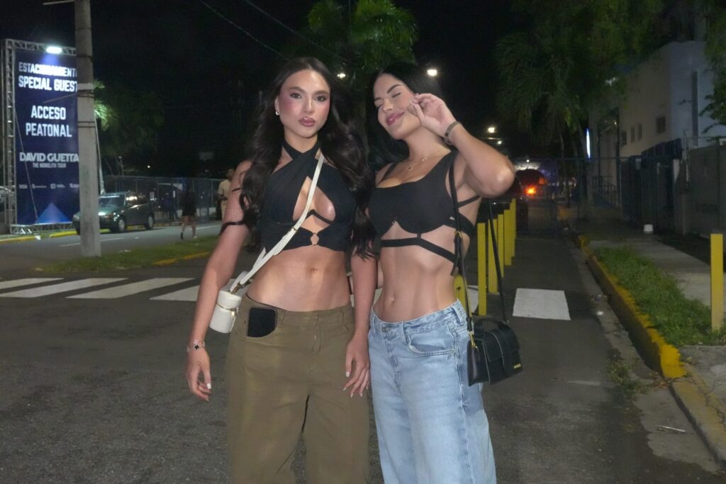 Fanáticos derrochan brillo, transparencia y mucha actitud en concierto de David Guetta | 10 | Fanáticos derrochan brillo, transparencia y mucha actitud en concierto de David Guetta - Noticias de hoy en República Dominicana | De Último Minuto