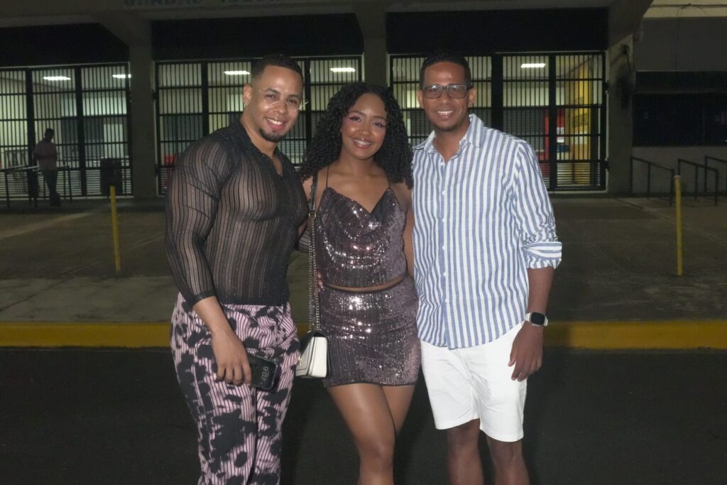 Fanáticos derrochan brillo, transparencia y mucha actitud en concierto de David Guetta | 2 | Fanáticos derrochan brillo, transparencia y mucha actitud en concierto de David Guetta - Noticias de hoy en República Dominicana | De Último Minuto