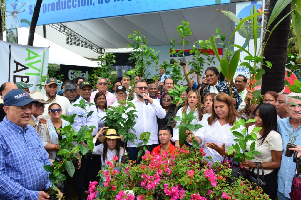 Hecmilio Galván: ´´con el FEDA hemos impactado la vida de casi 2.5 millones de dominicanos, motivando el deseo cultivar | 2 | Hecmilio Galván: ´´con el FEDA hemos impactado la vida de casi 2.5 millones de dominicanos, motivando el deseo cultivar - Noticias de hoy en República Dominicana | De Último Minuto