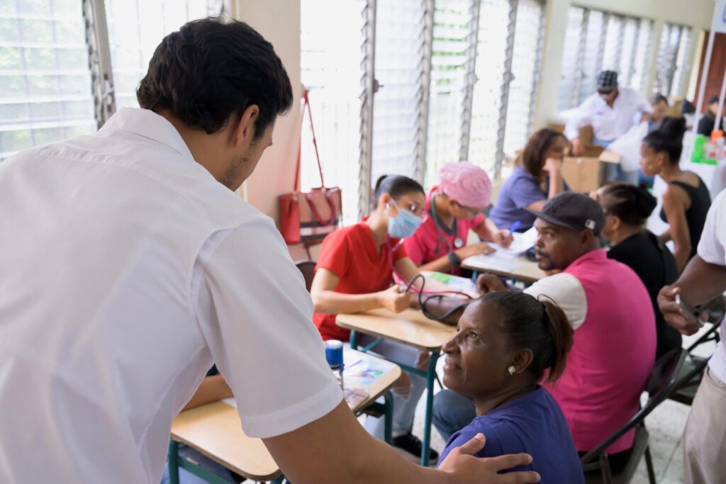 Raymond Rodríguez y Fundación GBC benefician a más de 500 personas con operativo de salud en Gualey, D.N | 5 | Raymond Rodríguez y Fundación GBC benefician a más de 500 personas con operativo de salud en Gualey, D.N - Noticias de hoy en República Dominicana | De Último Minuto