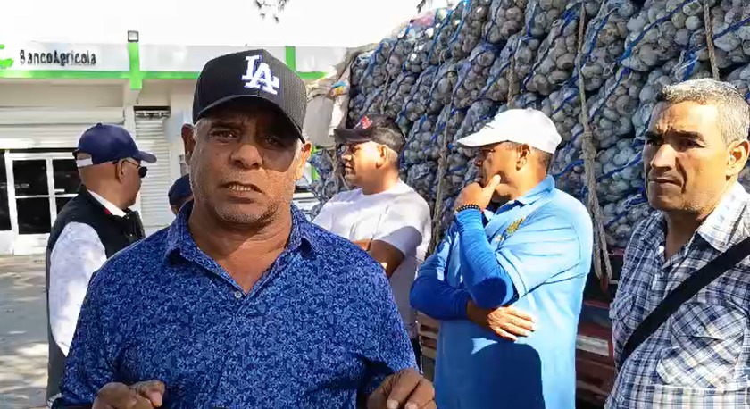 Productores de ajo en Constanza protestan frente al Banco Agrícola | 3 | Productores de ajo en Constanza protestan frente al Banco Agrícola - Noticias de hoy en República Dominicana | De Último Minuto