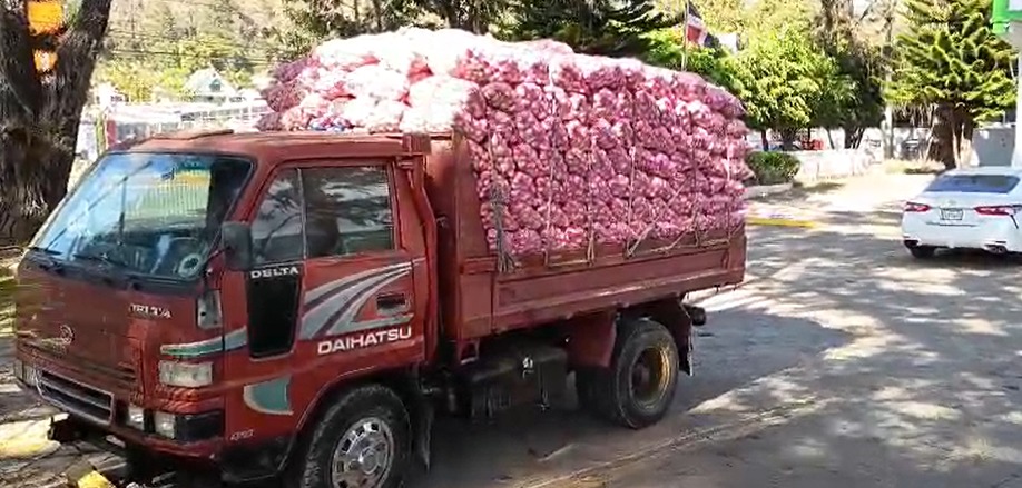 Productores de ajo en Constanza protestan frente al Banco Agrícola | 1 | Productores de ajo en Constanza protestan frente al Banco Agrícola - Noticias de hoy en República Dominicana | De Último Minuto