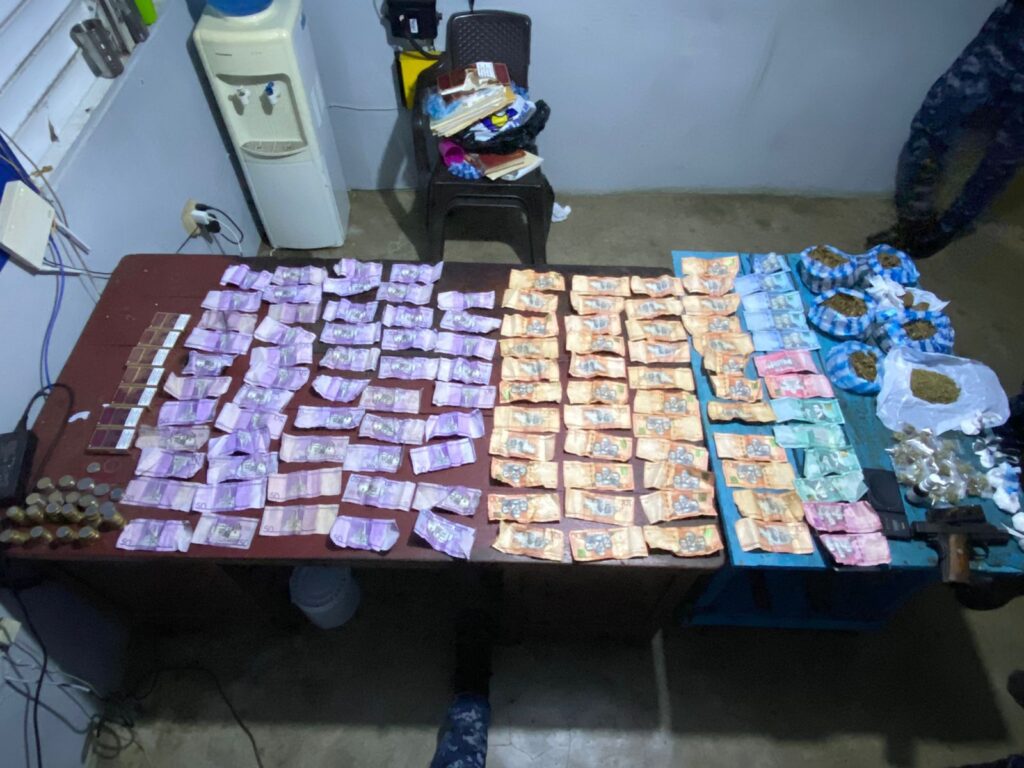 Policía Nacional arresta dos hombres a quienes se les ocupó drogas y dinero en el municipio Jima Abajo, La Vega - Noticias de hoy en República Dominicana | De Último Minuto