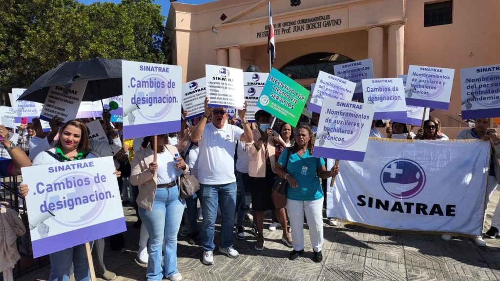 Enfermeras protestan frente al Palacio Nacional en busca de cumplimiento de acuerdos laborales