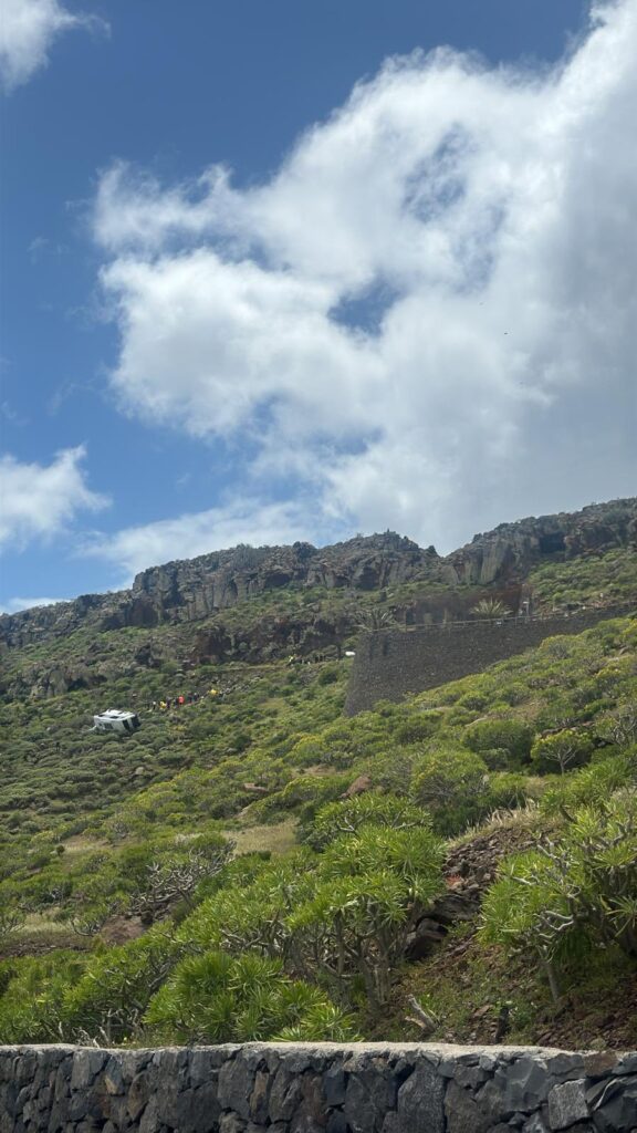 Un muerto y 14 heridos en el accidente de un bus turístico en las Islas Canarias | De Último Minuto English