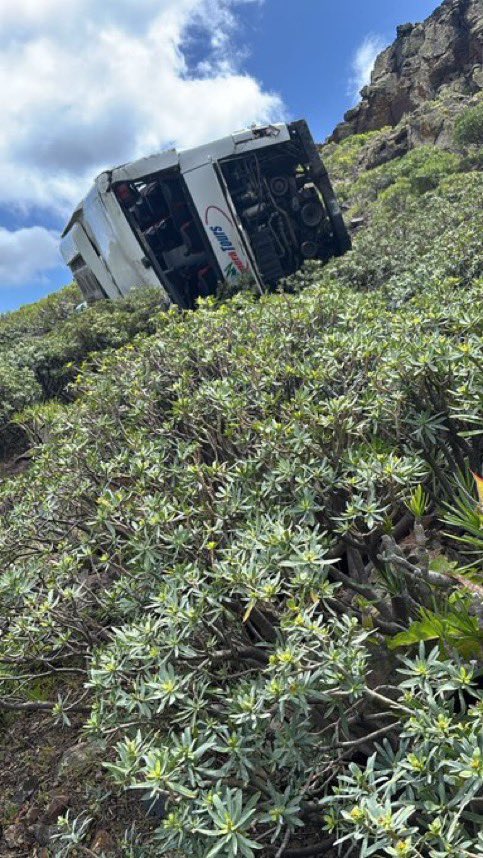 Un muerto y 14 heridos en el accidente de un bus turístico en las Islas Canarias | De Último Minuto English